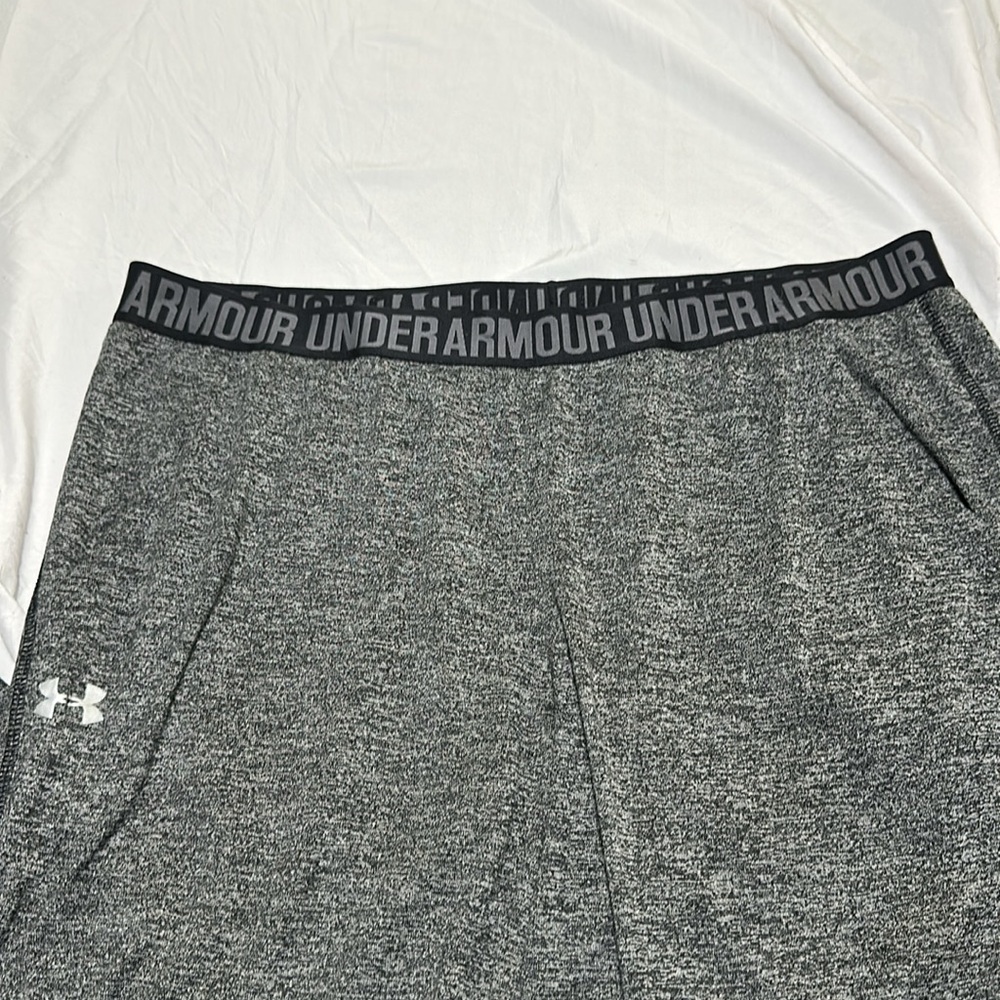 Under Armour  Size XLarge  Gray and  Black pants with pockets  HeatGear - Picture 4 of 5